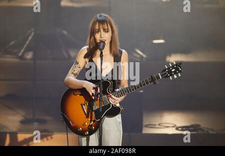 Hamburg, Deutschland. 09 Dez, 2019. Lotte, Singer-Songwriter, ist auf der Bühne des weltweit ersten Facebook Weihnachten Konzert in der Laeiszhalle. Quelle: Georg Wendt/dpa/Alamy leben Nachrichten Stockfoto