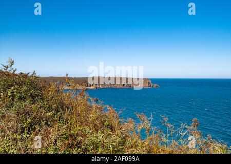 Fahrt auf dem GR34 in der Bretagne mit weit entfernten Kap Frehel und seinem Leuchtturm Stockfoto