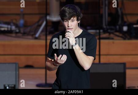 Hamburg, Deutschland. 09 Dez, 2019. Wincent Weiss, pop Sänger, ist auf der Bühne in der Laeiszhalle für die weltweit erste Facebook Weihnachtskonzert. Quelle: Georg Wendt/dpa/Alamy leben Nachrichten Stockfoto