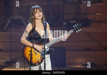 Hamburg, Deutschland. 09 Dez, 2019. Lotte, Singer-Songwriter, ist auf der Bühne des weltweit ersten Facebook Weihnachten Konzert in der Laeiszhalle. Quelle: Georg Wendt/dpa/Alamy leben Nachrichten Stockfoto