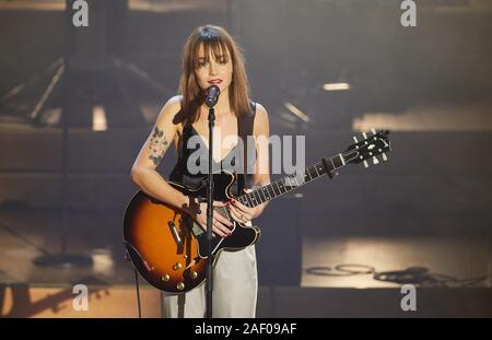 Hamburg, Deutschland. 09 Dez, 2019. Lotte, Singer-Songwriter, ist auf der Bühne des weltweit ersten Facebook Weihnachten Konzert in der Laeiszhalle. Quelle: Georg Wendt/dpa/Alamy leben Nachrichten Stockfoto