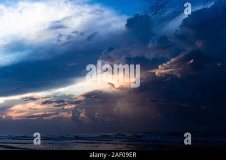 Massive Wolken über dem Ozean in den frühen Morgen im Folly Beach, South Carolina Stockfoto