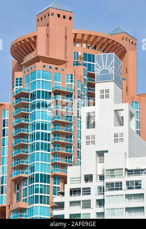 Süden von Florida, Ocean Drive South Pointe hohe Kondominium Gebäude Architektur und sonnigen blauen Himmel, Miami, Florida, USA Stockfoto