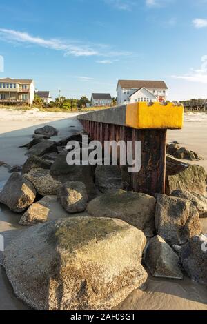 Groyne von Felsen am Strand von Folly Beach, South Carolina umgeben Stockfoto