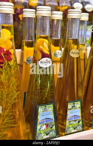 Anzeige von Olivenöl Flaschen in Rovinj, Rovinj in Istrien, Kroatien. Eine lokale Spezialität. Stockfoto