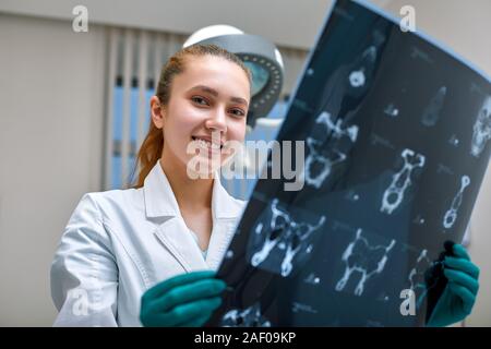 Arzt aufmerksam untersucht die MRT der Patienten scannen Stockfoto