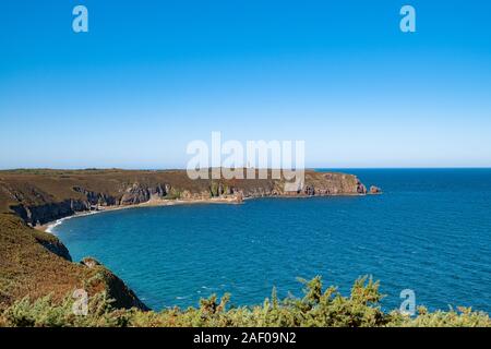 Fahrt auf dem GR34 in der Bretagne mit weit entfernten Kap Frehel und seinem Leuchtturm Stockfoto