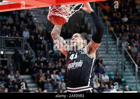 Bologna, Italien. 11 Dez, 2019. Julian gamble (Virtus Bologna) während segafredo Segafredo Virtus Bologna vs Promitheas Patras, Basketball EuroCup Meisterschaft in Bologna, Italien, 11. Dezember 2019 Quelle: Unabhängige Fotoagentur/Alamy leben Nachrichten Stockfoto