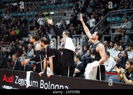 Bologna, Italien. 11 Dez, 2019. Die Bank von Virtus Bologna Während Segafredo Segafredo Virtus Bologna vs Promitheas Patras, Basketball EuroCup Meisterschaft in Bologna, Italien, 11. Dezember 2019 Quelle: Unabhängige Fotoagentur/Alamy leben Nachrichten Stockfoto