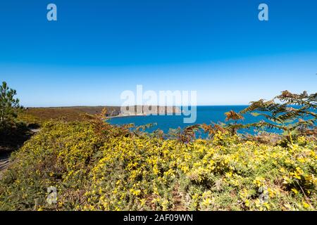 Fahrt auf dem GR34 in der Bretagne mit weit entfernten Kap Frehel und seinem Leuchtturm Stockfoto