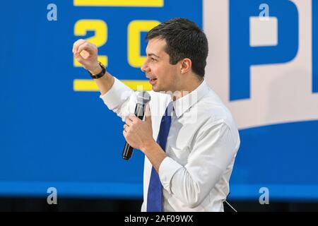 Bürgermeister Peter Buttigieg Holding einen Präsidentschaftswahlkampf Rallye an einer mittleren Schule in Washington, Iowa, USA. Stockfoto
