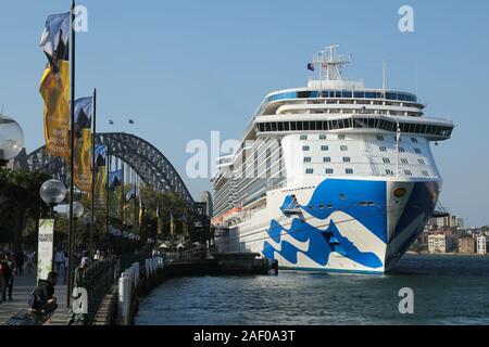 Kreuzfahrt Schiff vertäut am Circular Quay, den Hafen von Sydney, Australien. Stockfoto