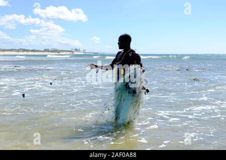 Afrikanische Fischer im flachen Wasser mit seinem fischernetz Stockfoto