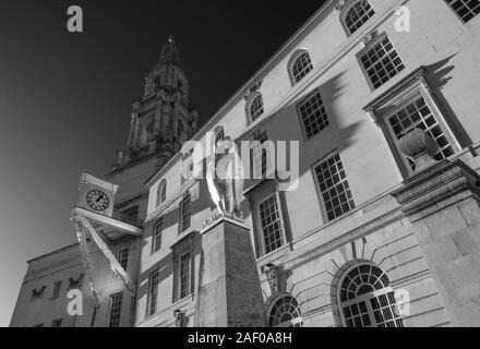 Goldene Uhr und Eule auf der Civic Hall in Leeds, West Yorkshire, UK Stockfoto