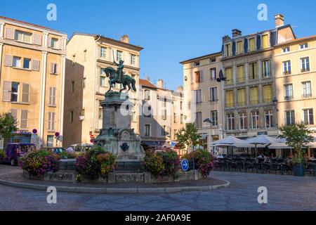 Nancy, Frankreich - 31. August 2019: Fontain und Reiterstandbild von Rene II Herzog von Lothringen auf dem Place Saint Epvre in Nancy, Frankreich Stockfoto