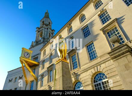 Goldene Uhr und Eule auf der Civic Hall in Leeds, West Yorkshire, UK Stockfoto