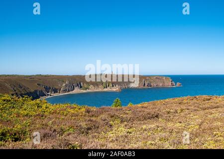 Fahrt auf dem GR34 in der Bretagne mit weit entfernten Kap Frehel und seinem Leuchtturm Stockfoto