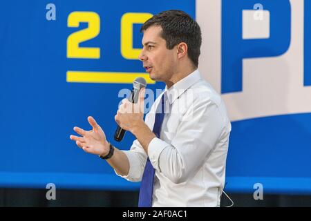 Bürgermeister Peter Buttigieg Holding einen Präsidentschaftswahlkampf Rallye an einer mittleren Schule in Washington, Iowa, USA. Stockfoto