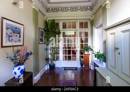 Eingang zu einem B&B in einem georgianischen Haus in Moray Place, Edinburgh, Schottland, Großbritannien Stockfoto