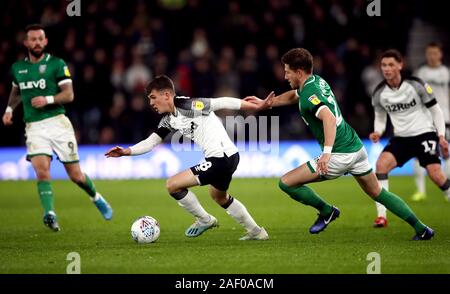 Von Derby County Jason Ritter (links) und Sheffield Mittwoch Sam Hutchinson Kampf um den Ball in den Himmel Wette Championship Match im Pride Park, Derby. Stockfoto