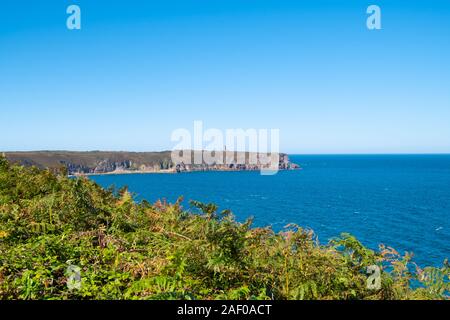 Fahrt auf dem GR34 in der Bretagne mit weit entfernten Kap Frehel und seinem Leuchtturm Stockfoto