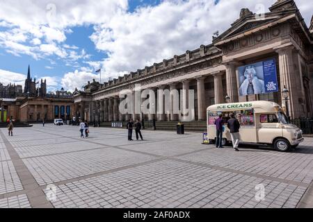 Ice Cream van vor der Royal Scottish Academy Die Königin: Kunst und Bild - National Portrait Gallery, Edinburgh, Großbritannien Stockfoto