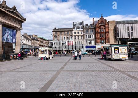 Ice Cream van vor der Royal Scottish Academy Die Königin: Kunst und Bild - National Portrait Gallery, Edinburgh, Großbritannien Stockfoto