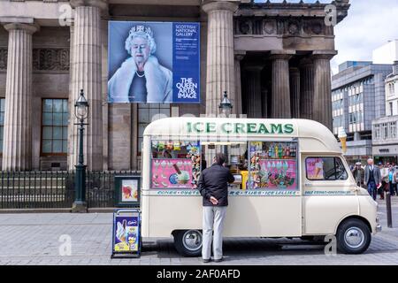 Ice Cream van vor der Royal Scottish Academy Die Königin: Kunst und Bild - National Portrait Gallery, Edinburgh, Großbritannien Stockfoto