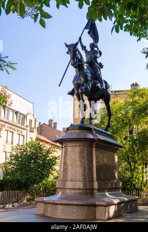 Nancy, Frankreich - 31. August 2019: Equestrian Statue von Jeanne d'Arc auf der Rue Des Marechaux in Nancy, Lothringen, Frankreich Stockfoto