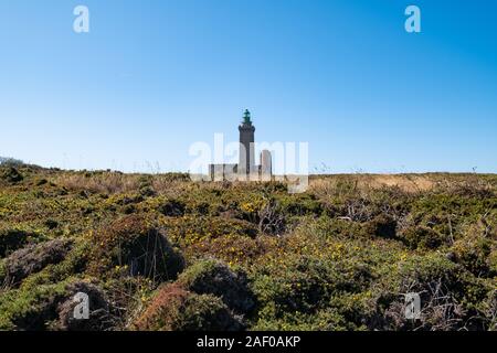 Fahrt auf dem GR34 in der Bretagne mit weit entfernten Kap Frehel und seinem Leuchtturm Stockfoto