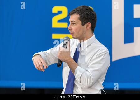 Bürgermeister Peter Buttigieg Holding einen Präsidentschaftswahlkampf Rallye an einer mittleren Schule in Washington, Iowa, USA. Stockfoto