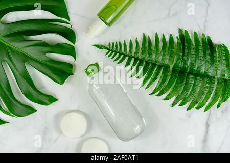 Bio Kosmetik auf Marmor Hintergrund mit Blättern. Stockfoto