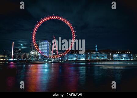 London, Großbritannien. 11 Dez, 2019. Das London Eye ist in rot beleuchtet, die Farbe der Labour Party, am Vorabend des Britischen dritte allgemeine Wahlen seit 2015, um ein Ende zu Meinungsverschiedenheiten über die Abreise des Landes aus der EU zu setzen. Credit: Matthias Oesterle/Alamy leben Nachrichten Stockfoto