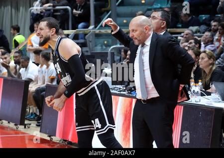 Bologna, Italien. 11 Dez, 2019. Kyle weems (Virtus segafredo Bologna) und aleksandar Djordjevic, Trainer virtus segafredo Segafredo bolognaduring Virtus Bologna vs Promitheas Patras, Basketball EuroCup Meisterschaft in Bologna, Italien, 11. Dezember 2019 - LPS/Michele Nucci Credit: Michele Nucci/LPS/ZUMA Draht/Alamy leben Nachrichten Stockfoto