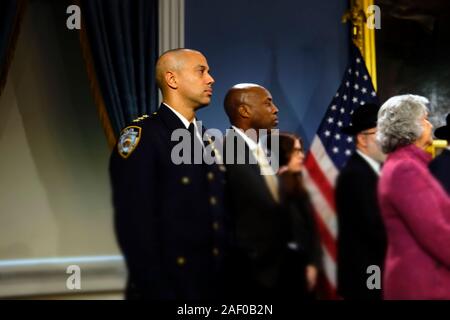 New York, NY, USA. 11 Dez, 2019. (L - R) Chief Fausto Pichardo, NYPD Chief der Patrouille und Chief Rodney Harrison, NYPD Chief der Detektive besuchen Medien Verfügbarkeit Antwort der Stadt zu den gestrigen Anschlag auf ein Kosher Deli in Jersey City und die Präsenz des Antisemitismus im Blauen Zimmer der Stadt Halle am 11 Dezember, 2019 in New York City zu diskutieren. Quelle: MPI 43/Media Punch/Alamy leben Nachrichten Stockfoto