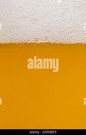 Bier zapfen mit Bubble Schaum aus Glas für Hintergrund auf der Vorderansicht. Hintergrund kühle Biere mit Bier Blasen auf ein Glas auf der Party. Stockfoto
