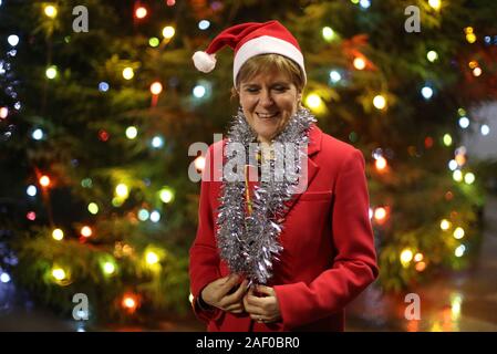 SNP-Chef Nicola Sturgeon visits Gorbals Parish Church in den Gorbals Bereich von Glasgow am letzten Tag der Wahlkampf für die Bundestagswahl. PA-Foto. Bild Datum: Mittwoch, Dezember 11, 2019. Siehe PA Geschichte Politik Wahl. Photo Credit: Andrew Milligan/PA-Kabel Stockfoto