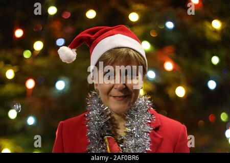 SNP-Chef Nicola Sturgeon visits Gorbals Parish Church in den Gorbals Bereich von Glasgow am letzten Tag der Wahlkampf für die Bundestagswahl. PA-Foto. Bild Datum: Mittwoch, Dezember 11, 2019. Siehe PA Geschichte Politik Wahl. Photo Credit: Andrew Milligan/PA-Kabel Stockfoto