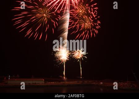 Farbenfrohe explodierende Feuerwerkskörper auf schwarzem Hintergrund Stockfoto