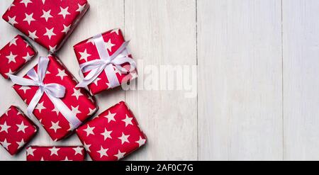 Weihnachtsgeschenke auf einem Holztisch, oben flach Stockfoto