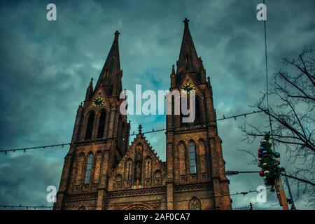 Prag, 11. Dezember 2019 - Namesti Miru Kirche St. Ludmila an bewölkten Tag der Weihnachtsmarkt in Prag Stockfoto