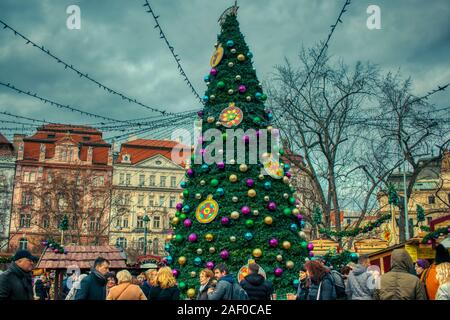 Prag, 11. Dezember 2019 - Namesti Miru Xmas Tree an bewölkten Tag der Weihnachtsmarkt in Prag Stockfoto