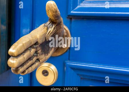 Alte Metall Türgriff in Form einer Hand auf die Tür in St. Petersburg, Russland Stockfoto