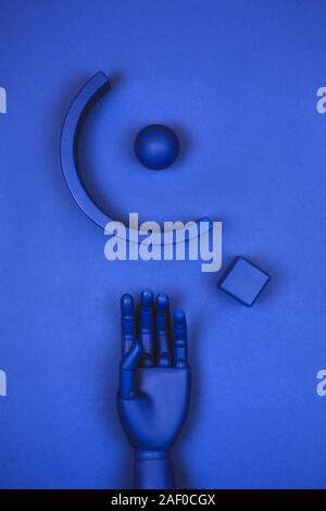 Blaue hand mit abstrakten 3D-Formen. Konzept der Nachweis für die Farbe des Jahres. Stockfoto