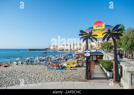 Die Beachfront in Cefalù, Sizilien. Historische Cefalù ist ein wichtiges touristisches Ziel in Sizilien. Stockfoto