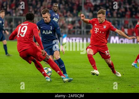 München, Deutschland - Dezember 11: Alphonso Davies (FC Bayern München), Giovani Lo Celso (Tottenham Hotspurs) und Joshua Kimmich (FC Bayern München) An der Football, UEFA Champions League Spieltag 6: FC Bayern Muenchen vs Tottenham Hotspur in der Allianz-Arena am 11 Dezember, 2019 in München, Deutschland. Foto: Horst Ettensberger/ESPA-Bilder Stockfoto