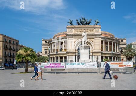 Teatro Politeama Garibaldi die Piazza Ruggero Settimo in Palermo, Sizilien. Das Theater im Jahr 1891 fertiggestellt wurde für eine Vielzahl von zeigt Sitzmöbel 5000 gebaut Stockfoto