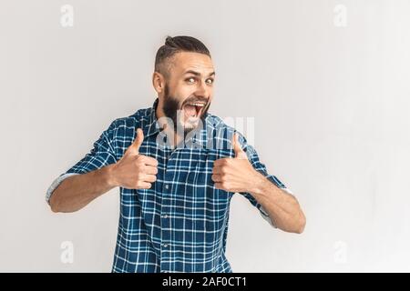 Reife bärtige Mann mit Daumen hoch, bei Camera suchen Stockfoto