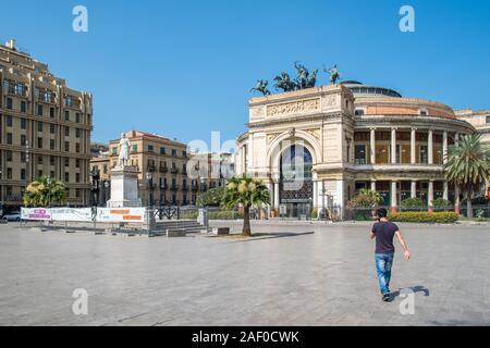 Teatro Politeama Garibaldi die Piazza Ruggero Settimo in Palermo, Sizilien. Das Theater im Jahr 1891 fertiggestellt wurde für eine Vielzahl von zeigt Sitzmöbel 5000 gebaut Stockfoto