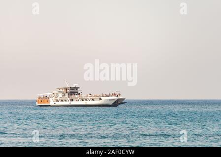 Pathos. Zypern. Im November 2019. Das Vergnügen. Das weiße Schiff mit Passagieren. Blick vom Ufer auf einem vorbeifahrenden Passagierschiff. Stockfoto